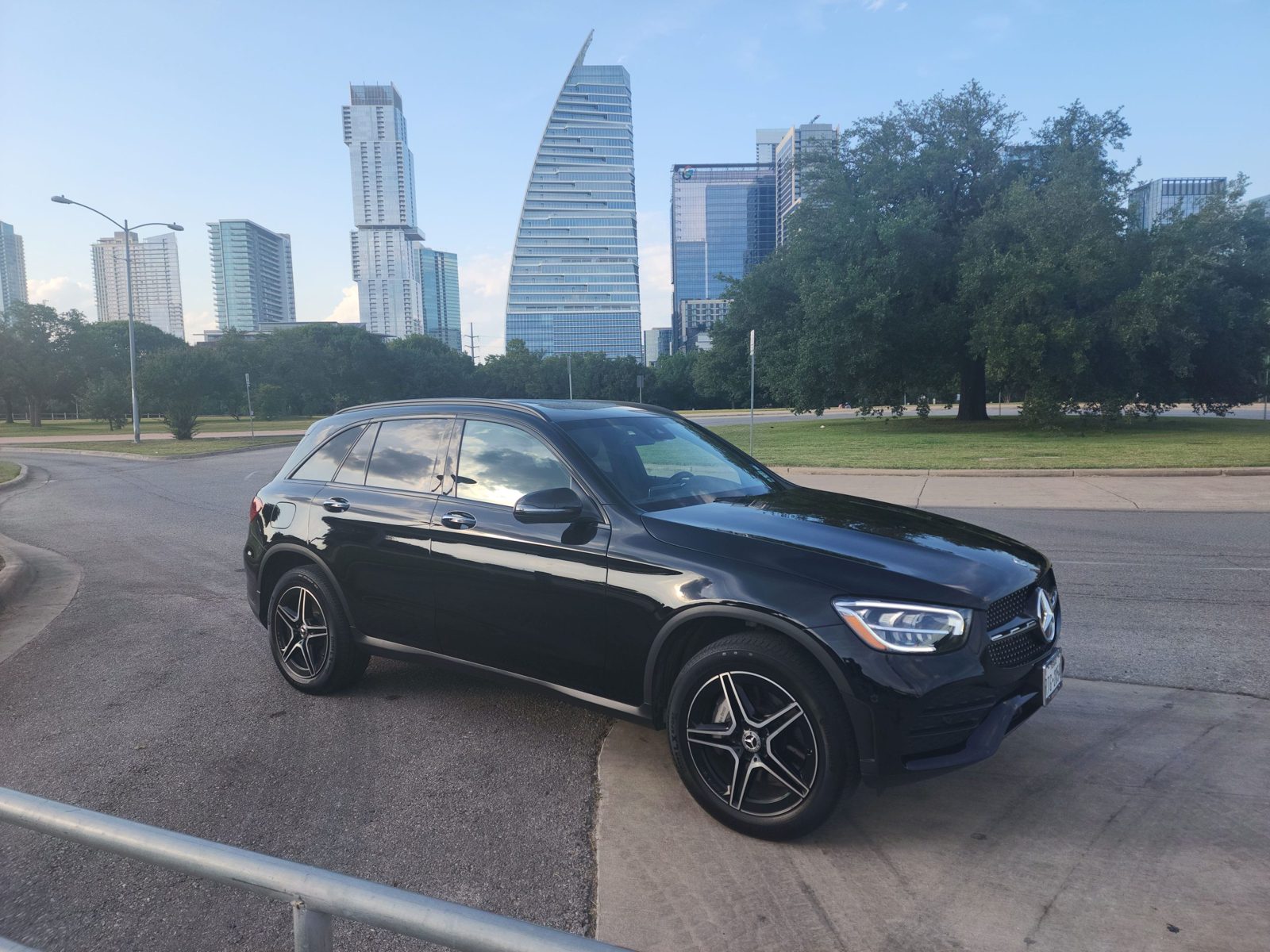 Lake Travis Limo Sedan Service to and From Austin Airport